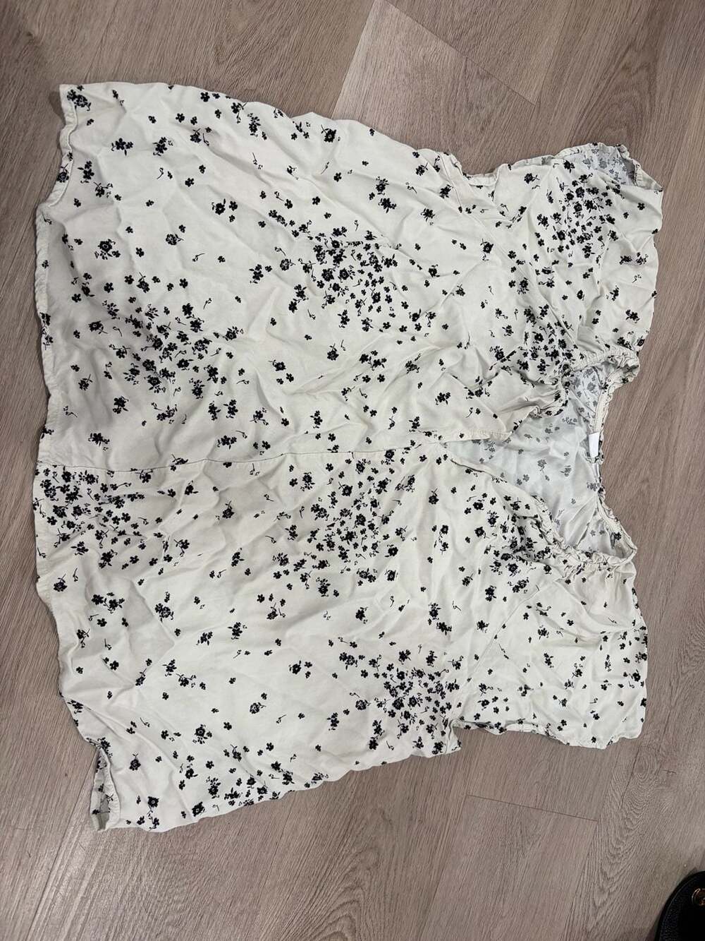 Gap Blouse Size XL Black White Floral Short Sleeve Smocked